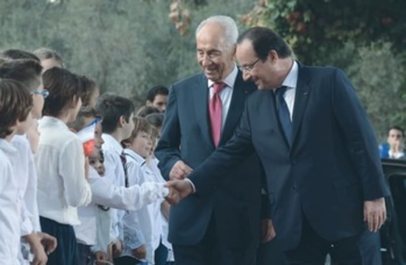 Peres and Hollande greet kids 370 (photo credit: Presidents Residence)