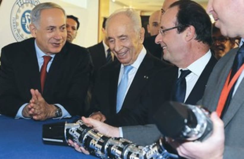 Netanyahu Peres and Hollande at innovation conference 370 (photo credit: Tomriko/pool, Yediot Aharonot)