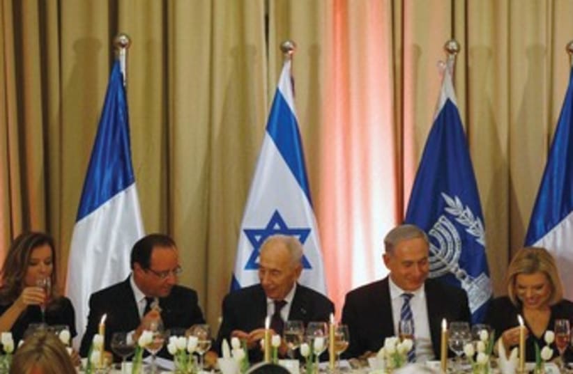 Hollande, Peres and Netanyahu 370 (photo credit: Reuters)