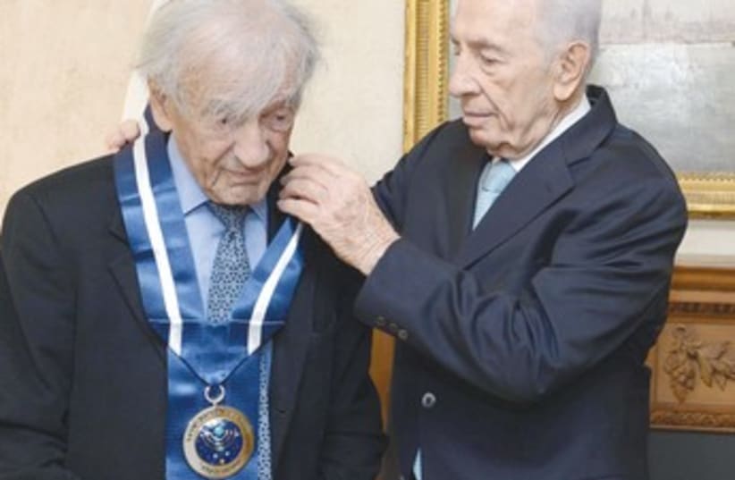 Peres awards Wiesel Presidential Medal 370 (photo credit: Mark Neiman/GPO)