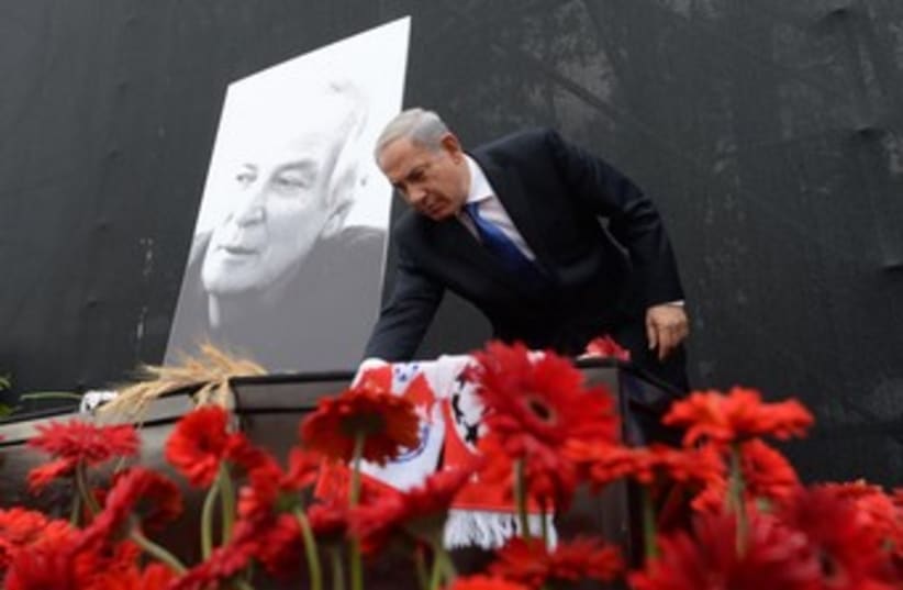 Netanyahu at Arik Einstein memorial 370 (photo credit: Koby Gidon/GPO)