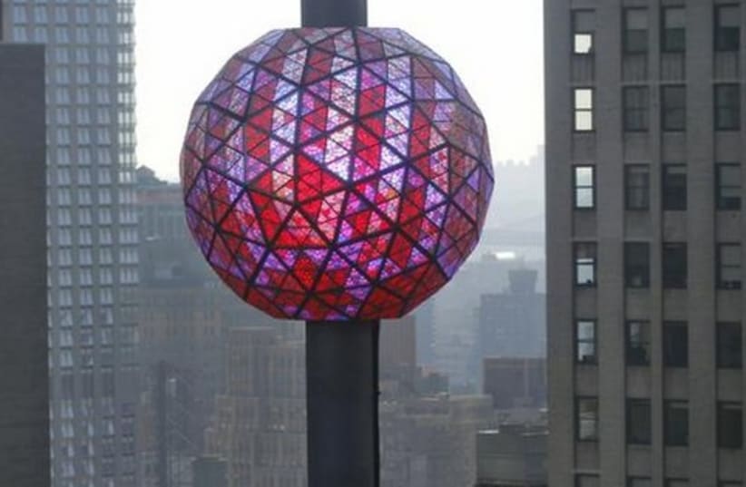 New Year's ball New York 521 (photo credit: REUTERS)