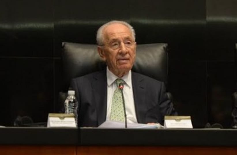 Peres speaking to Mexican senate 370 (photo credit: Mark Neiman/GPO)