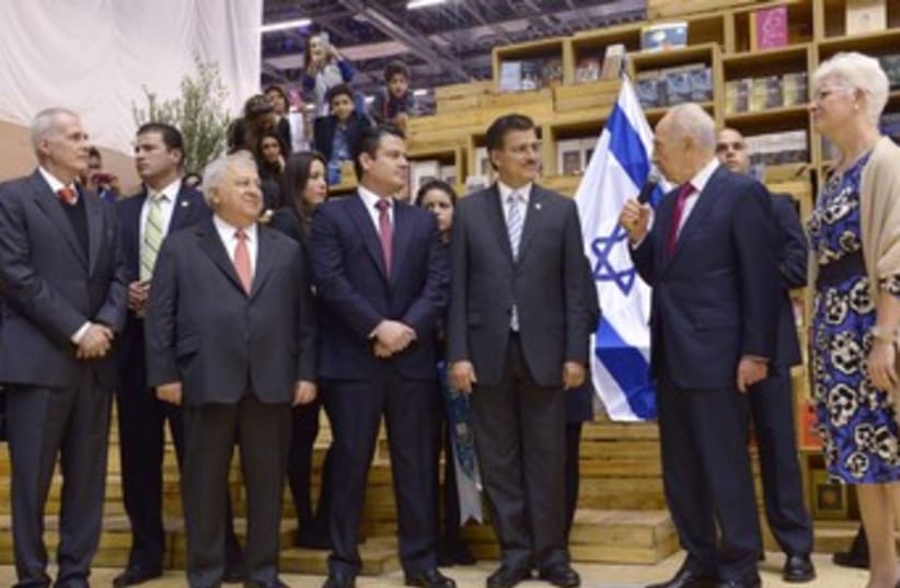 Peres in Mexico 370 (photo credit: Courtesy, Office of the President)