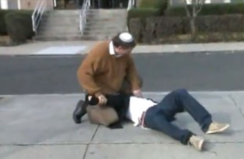 Rabbi Gary Moskowitz teaches self-defense in New York 370 (photo credit: YouTube Screenshot)