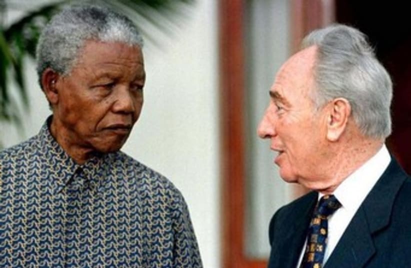 Peres with Nelson Mandela 1999 370 (photo credit: REUTERS)