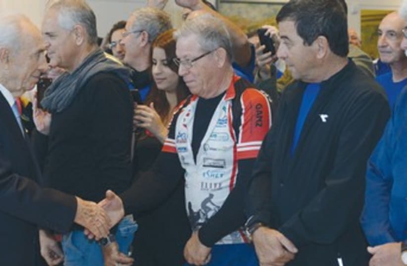 Peres with IDF veterans (photo credit: President’s Spokesman)