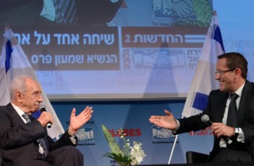 Peres and Richard Quest 370 (photo credit: Mark Neiman/GPO)