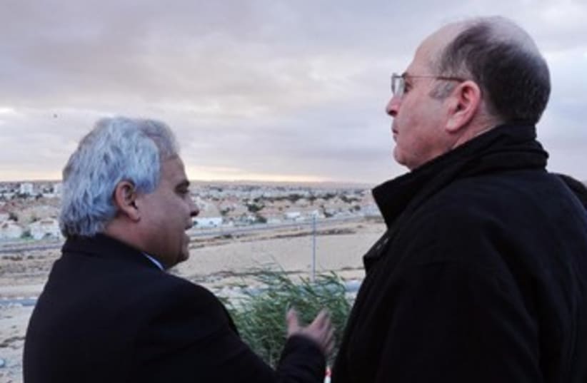 Moshe Ya'alon visiting Dimona 370 (photo credit: Ariel Hermoni, Defense Ministry)