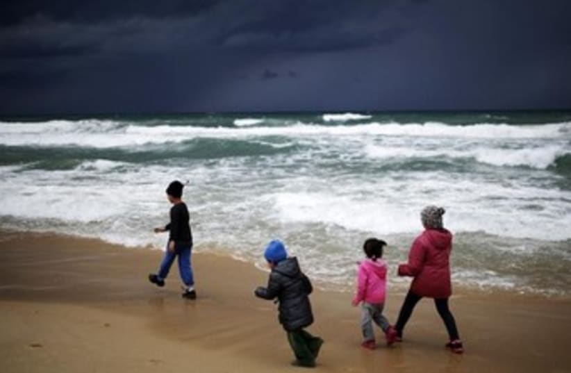 Israeli kids play on Zikim beach 370 (photo credit: REUTERS)