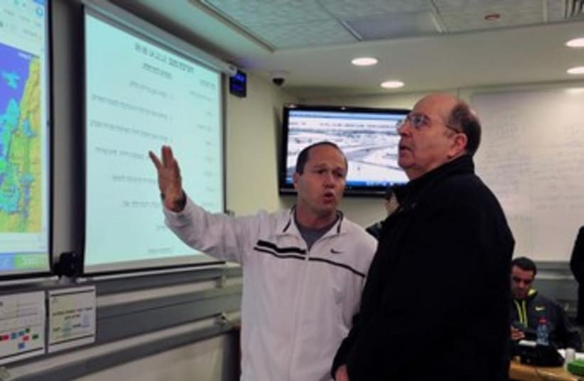 Yaalon looking at storm map 370 (photo credit: Ariel Hermony/Defense Ministry)
