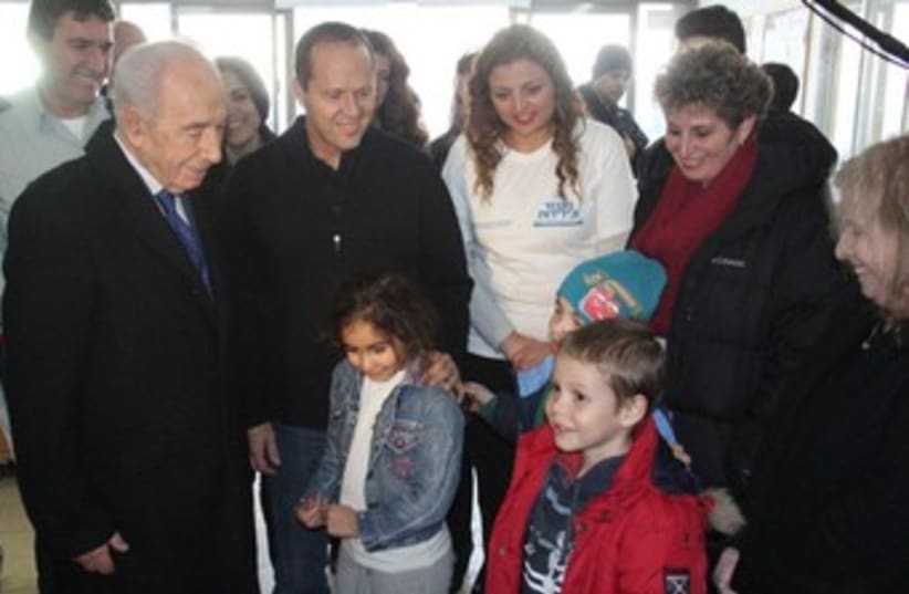 Peres at Jerusalem Emergency Center 370 (photo credit: Yosef Avi, Yair Engel)
