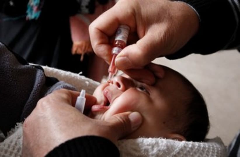 Polio vaccination in Syria 370 (photo credit: Reuters)