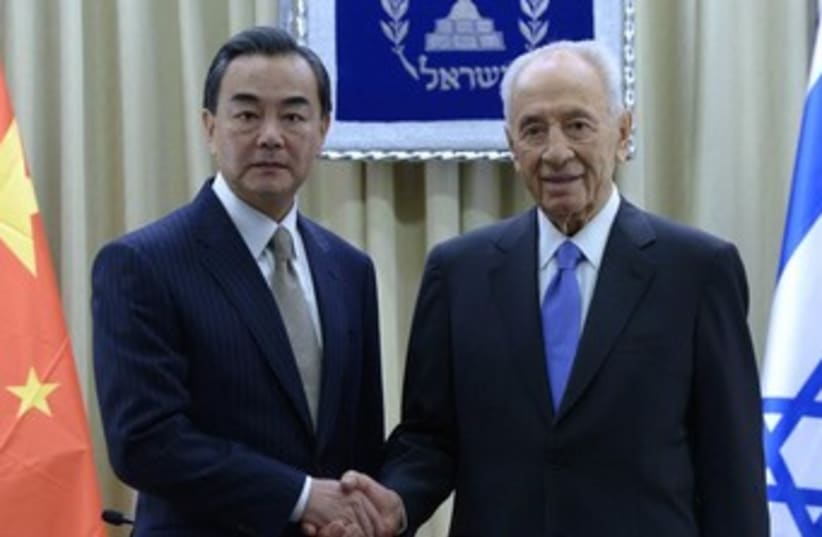 Peres and Chinese FM Wang Yi 370 (photo credit: Mark Neiman, GPO)