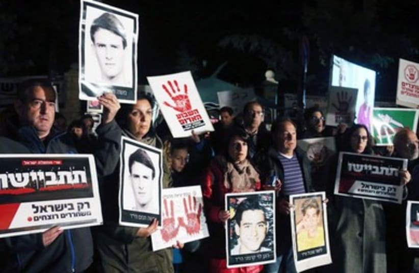 Candlelight vigil, protest of prisoner release 1 (photo credit: Marc Israel Sellem/The Jerusalem Post)