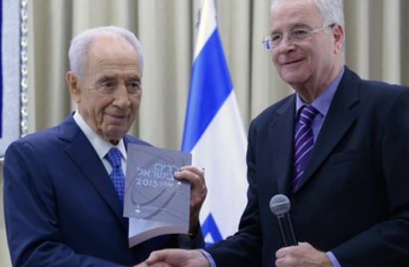 President Shimon Peres and Yitzhak Kadman (photo credit: Mark Neiman/GPO)