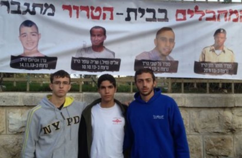 Israelis protesting the release of Palestinian terrorists (photo credit: Daniel K. Eisenbud)