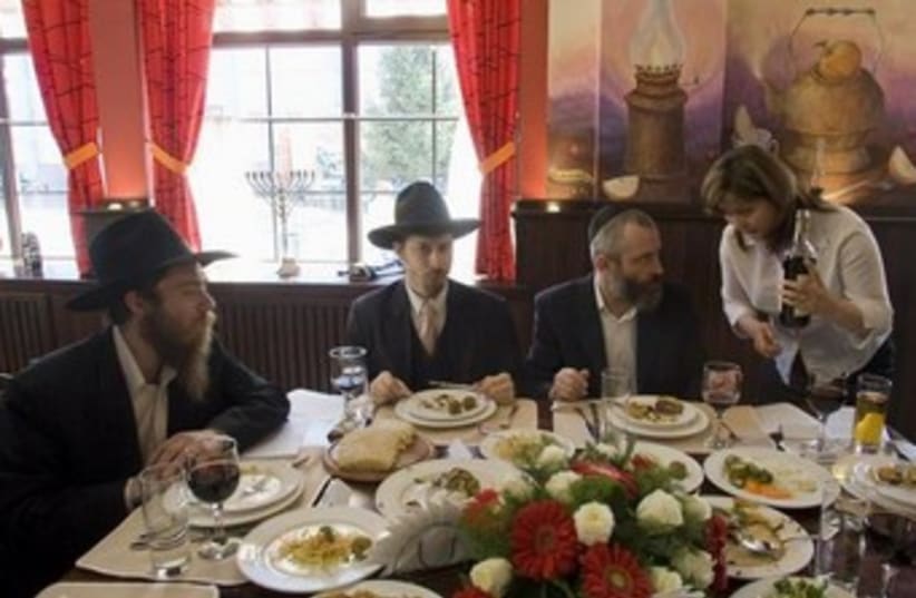 Kosher restaurant (photo credit: REUTERS/Shamil Zhumatov)