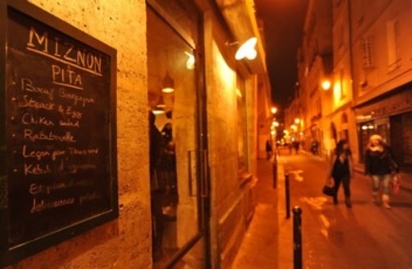 Paris ouspost of Tel Aviv restaurant Miznon  (photo credit: Cnaan Liphshiz/ JTA)