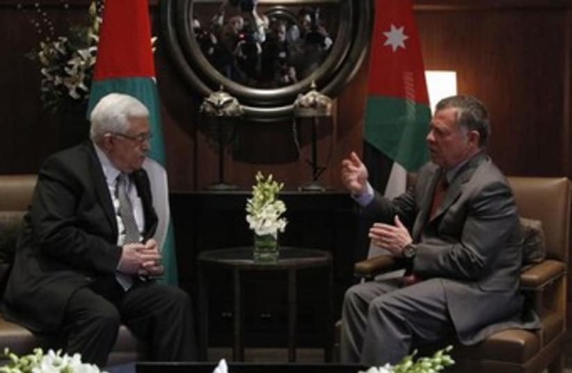 PA President Mahmoud Abbas meeting with Jordan's King Abdullah II, January 8, 2015. (photo credit: REUTERS/Muhammad Hamed)