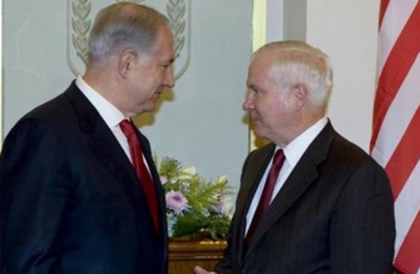 Prime Minister Binyamin Netanyahu meeting with then-US defense secretary Robert Gates, July 27, 2009. (photo credit: REUTERS/Darren Whiteside)