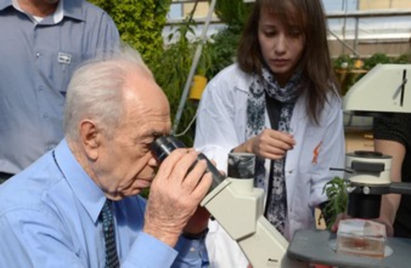 Peres in the Arava, January 16, 2014 (photo credit: Mark Neiman/GPO)