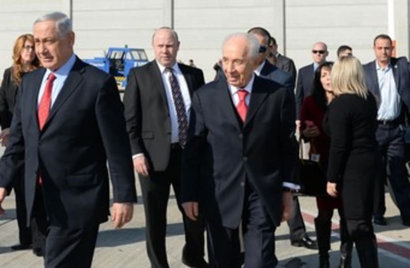Prime Minister Binyamin Netanyahu and President Shimon Peres leave Israel on Jan 22 2014 (photo credit: KOBI GIDEON/GPO)