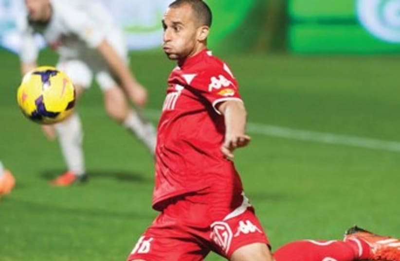 Omer Damari scored Hapoel Tel Aviv’s second goal in its 3-1 victory over Beitar Jerusalem last night in Netanya that boosted the Reds into third place in the Premier League. (photo credit: ASAF KLIGER)