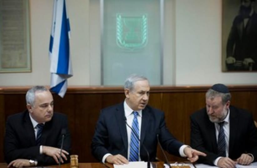 Prime Minister Binyamin Netanyahu, Minister Yuval Steinitz, and cabinet secretary Avichai Mandelblit, February 2, 2014. (photo credit: YONATHAN SINDEL / FLASH 90)