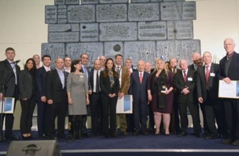 Peres awarding Israel's top exporters. (photo credit: Mark Neiman/GPO)