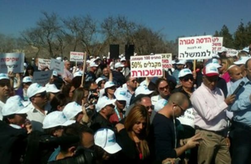 Hadassah medical workers protest in Jerusalem, February 10, 2014. (photo credit: JERUSALEM POST)