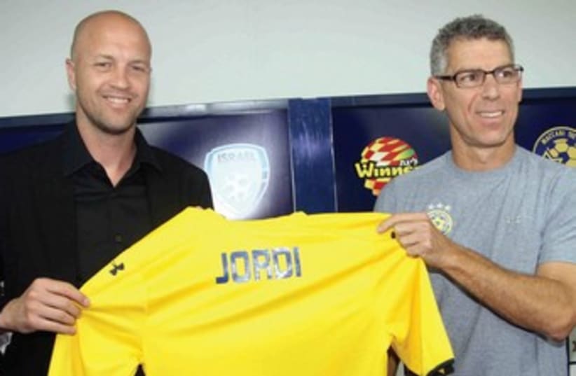 Maccabi Tel Aviv could not have attained its recent success without the money of owner Mitch Goldhar (right), but the true mastermind behind the yellowand- blue’s resurgence has been sports director Jordi Cruyff (left). (photo credit: ADI AVISHAI)