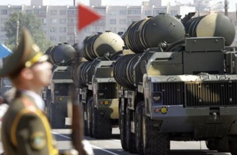 Belarusssian S-300 mobile missile launching systems drive through a military parade. [Illustrative] (photo credit: REUTERS)