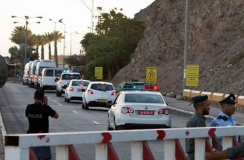 Police rush towards Taba crossing following explosion of tourist bus. (photo credit: COURTESY OF ISRAEL HATZALAH)