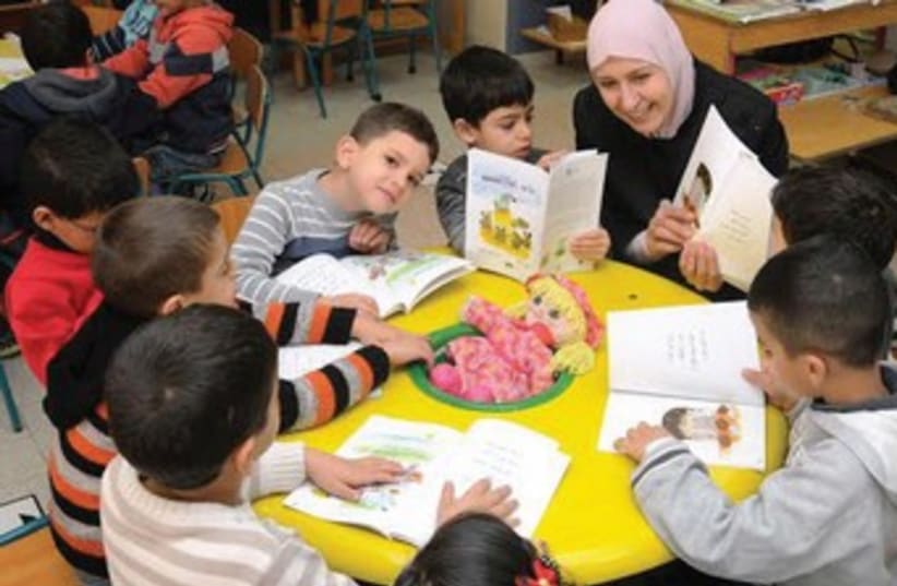 A kindergarten teacher reads ‘Sumsum the Mouse’ in Baka al-Gharbiya, near Hadera. (photo credit: COURTESY MAKTABAT AL-FANOOS)