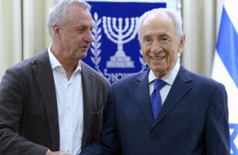 President Shimon Peres welcomes Johan Cruyff to the President's Residence. (photo credit: Mark Neiman/GPO)