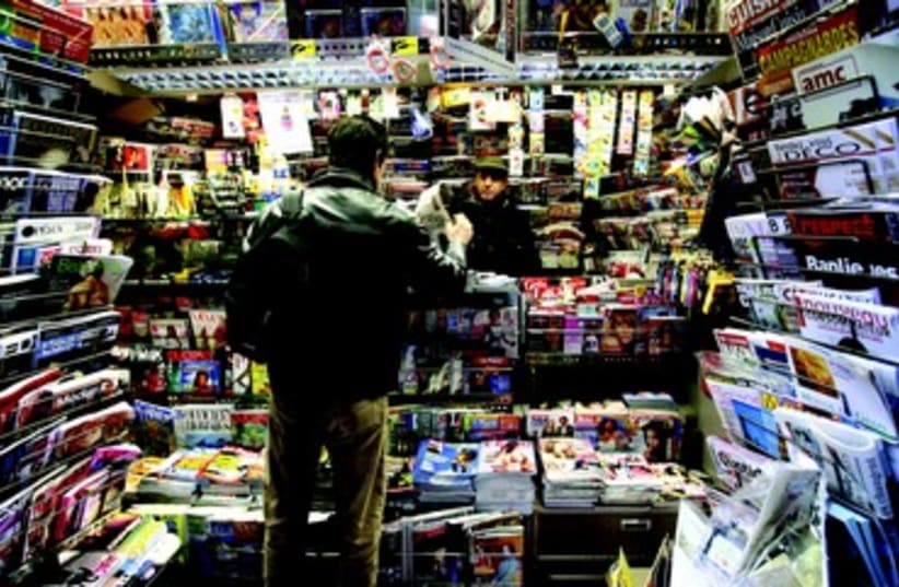Vendeur de journaux (photo credit: REUTERS)