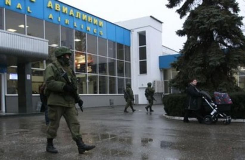 Russian servicement control Ukraine airport (photo credit: REUTERS)