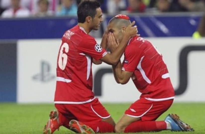 Hapoel Tel Aviv's Itay Shechter (R) celebrates goal during match in Salzburg, August 18, 2010. (photo credit: REUTERS)
