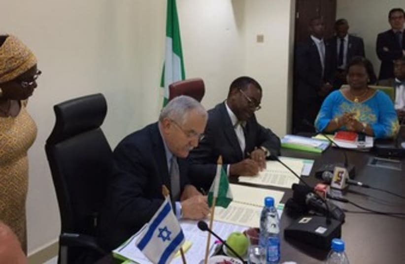 Israeli and Nigerian ministers sign agreement. (photo credit: AMNON LIEBERMAN)
