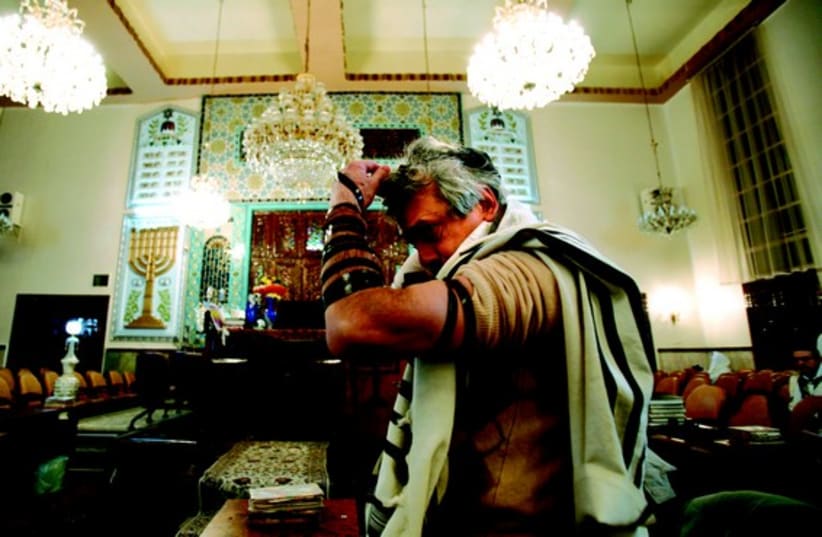 Un juif iranien prie dans la synagogue Yousefabad à Téhéran (photo credit: REUTERS)