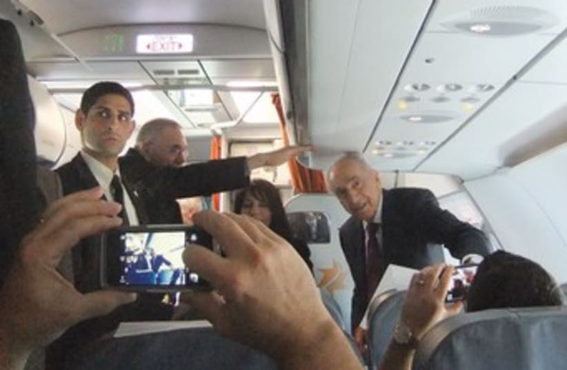 Peres on the way to Eilat (photo credit: JUDY SIEGEL-ITZKOVICH)