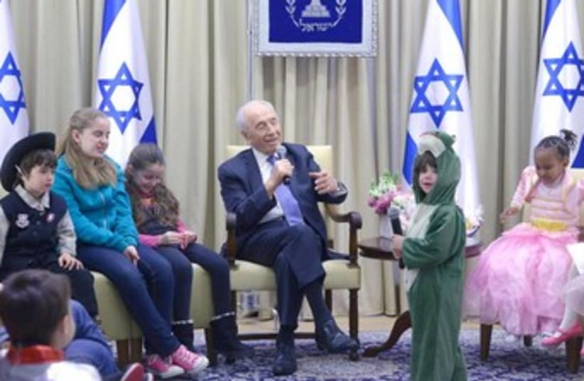 Peres host kids on Purim (photo credit: Mark Neiman/GPO)