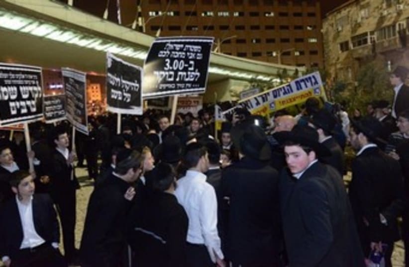 Haredim protest in Jerusalem against the arrest of a yeshiva student who did not report to IDF for conscription, March 19, 2014. (photo credit: MOSHE BEN NAIM/NEWS 24)