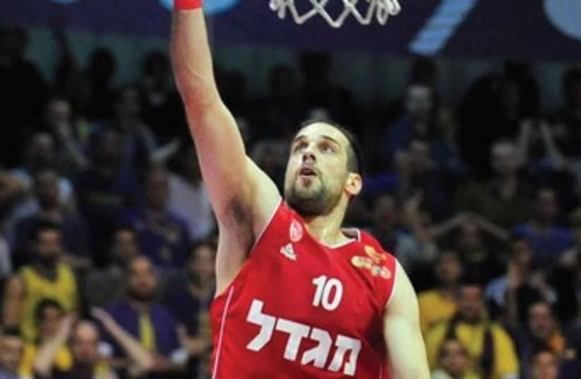 Hapoel Jerusalem guard Yotam Halperin scored the Reds’ winning basket at the final buzzer to secure an 81-78 advantage over Nizhny Nogorod in the first leg of the Eurocup quarterfinals last night at Malha Arena. (photo credit: ASAF KLIGER)