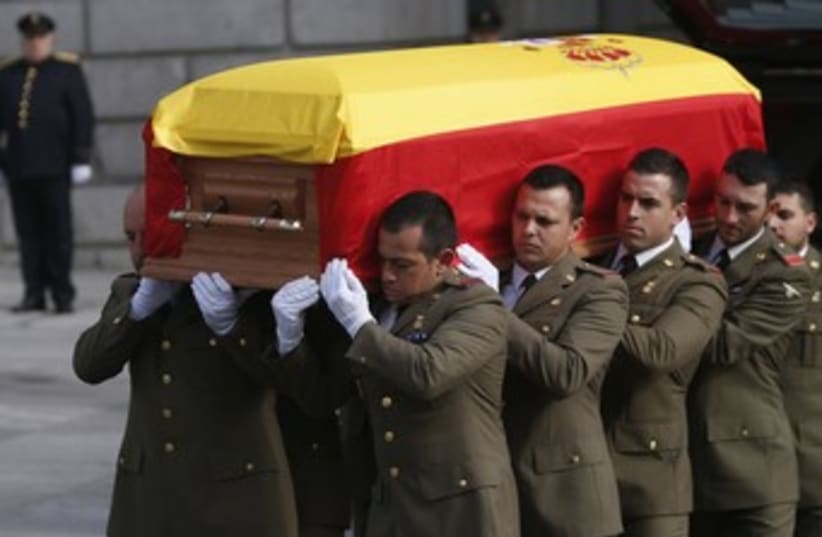 Military pallbearers carry the coffin of Spain's former president Adolfo Suarez (photo credit: REUTERS)