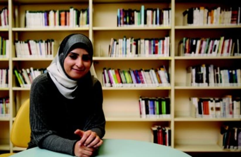 Haneen Alkarnawi, 20 ans à la bibliothèque de l'école secondaire Alnajah (photo credit: HADAS PARUSH)