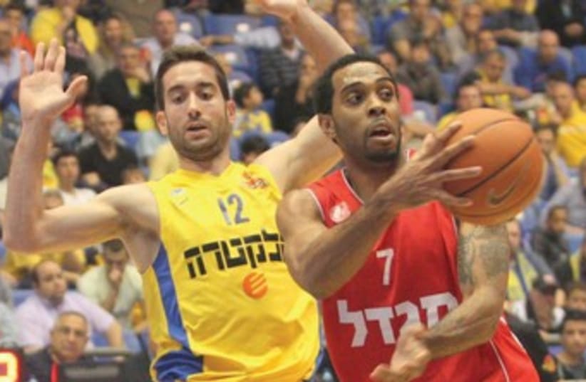 After a superb showing in Hapoel Jerusalem’s rout of Maccabi Tel Aviv, Derwin Kitchen (7) hopes to lead the team to the Eurocup semifinals when takes a slim 81-78 aggregate lead into tonight’s second leg of the quarterfinals at Nizhny Novgorod. (photo credit: ADI AVISHAI)