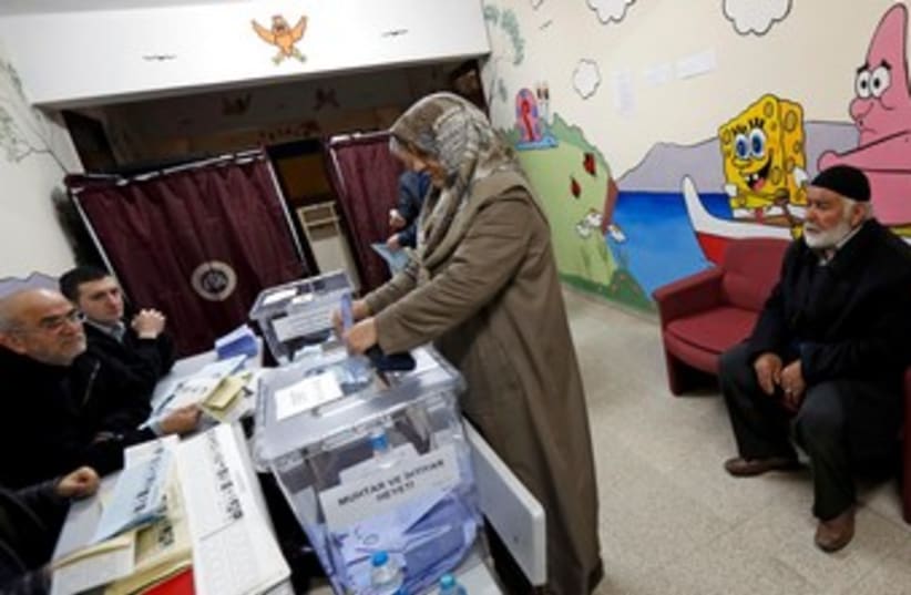 Turkish woman voted in municipal elections in Istanbul, March 30 (photo credit: REUTERS)