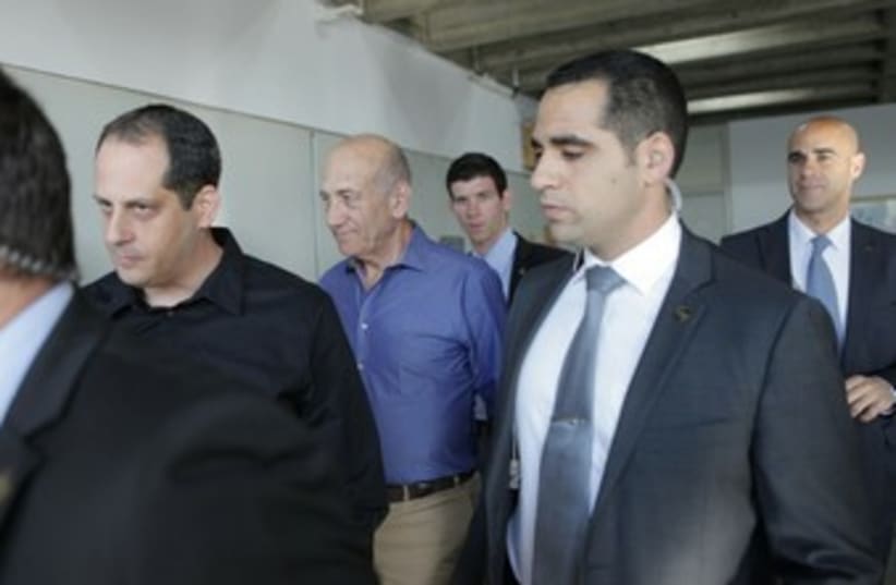 Former prime minister Ehud Olmert enters court prior to conviction in Holyland trial, March 31, 2014 (photo credit: DROR EYNAV/POOL)